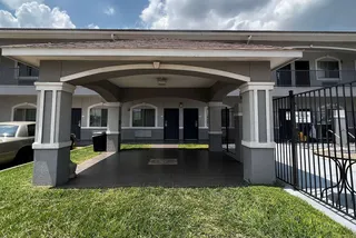 Covered entrance and exterior of Crystal Inn Houston