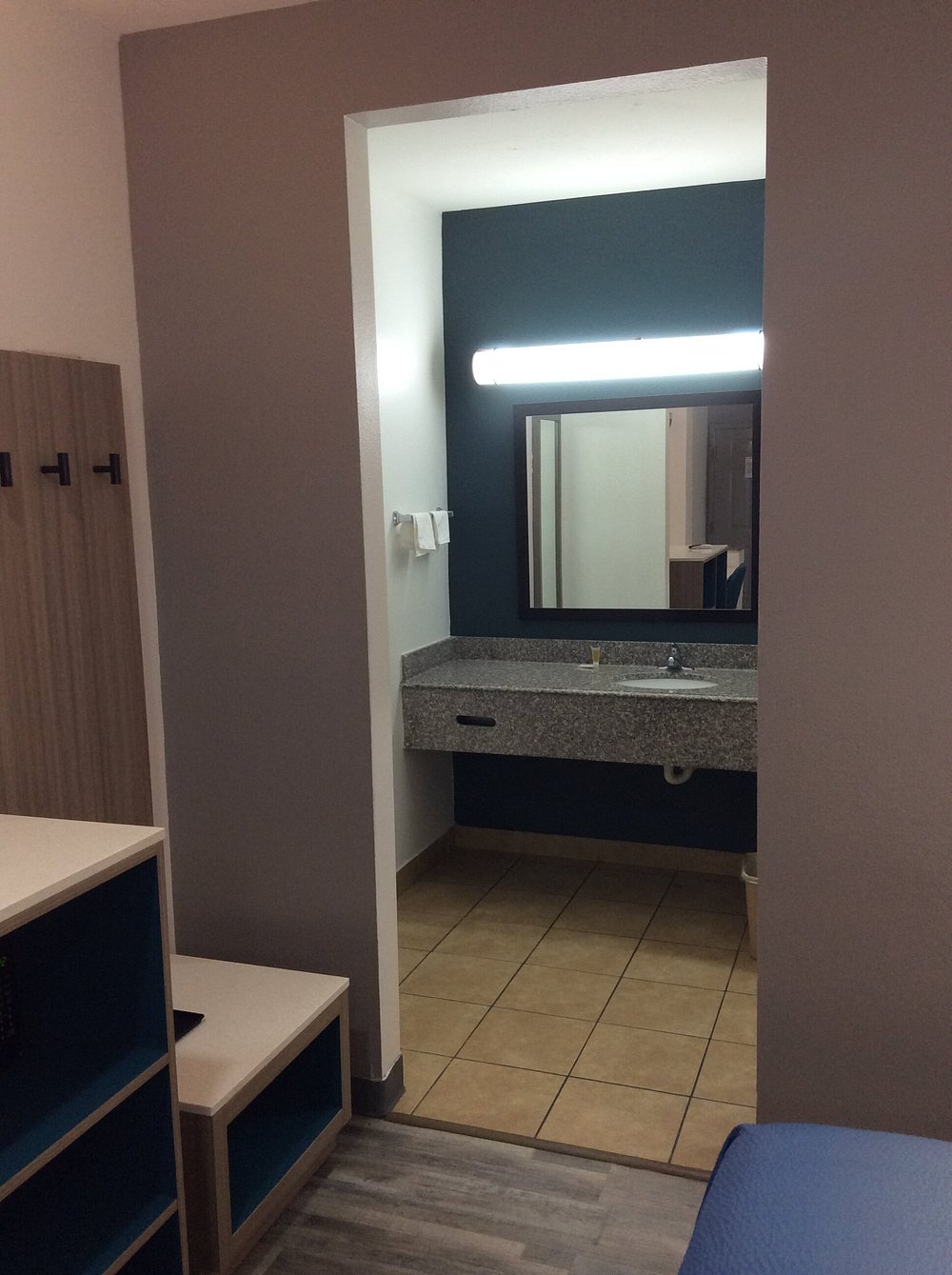Guest room vanity and bathroom entry