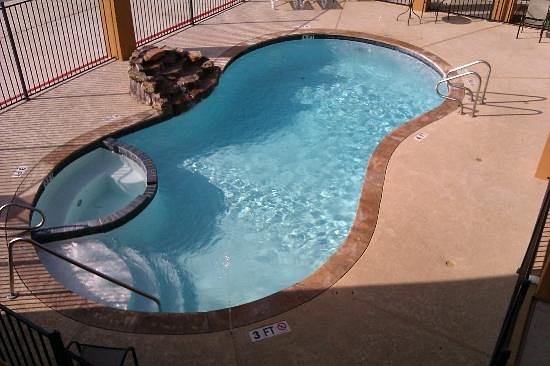 Overhead view of the pool and hot tub at Crystal Inn Houston